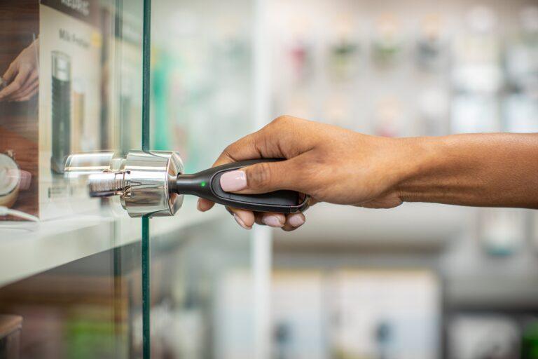 OneKEY Lock progettato per porte e armadi in vetro a battente