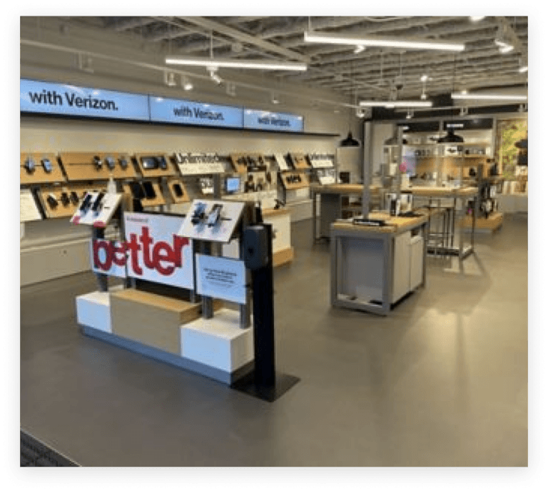Prodotti esposti nel reparto vendita al dettaglio di un negozio Verizon