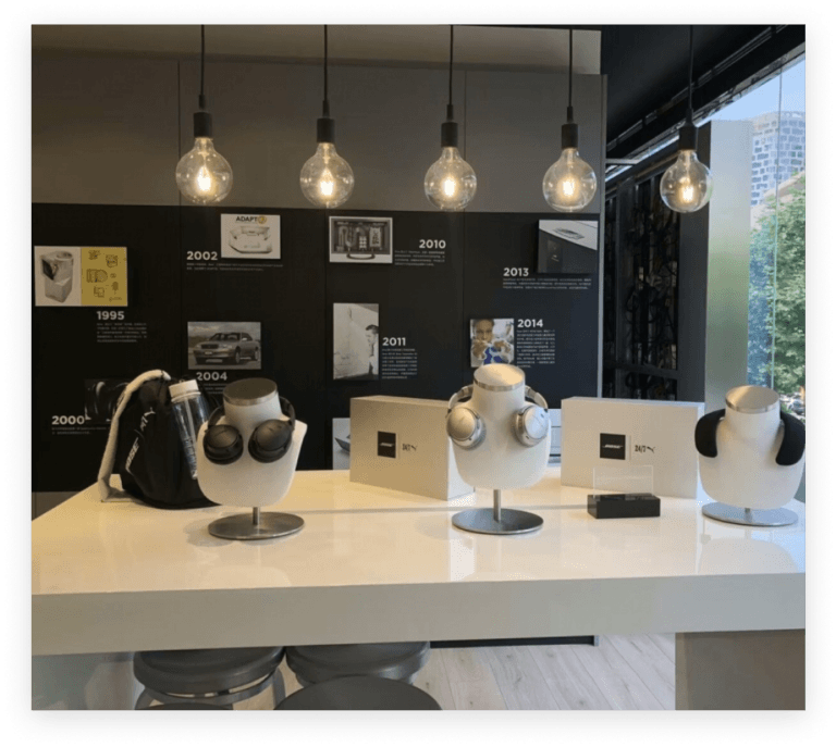 Negozio Bose con cuffie in esposizione