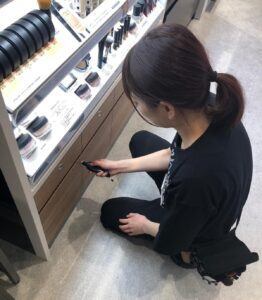 Donna che utilizza serrature intelligenti in un contesto di salute e bellezza cosmetica