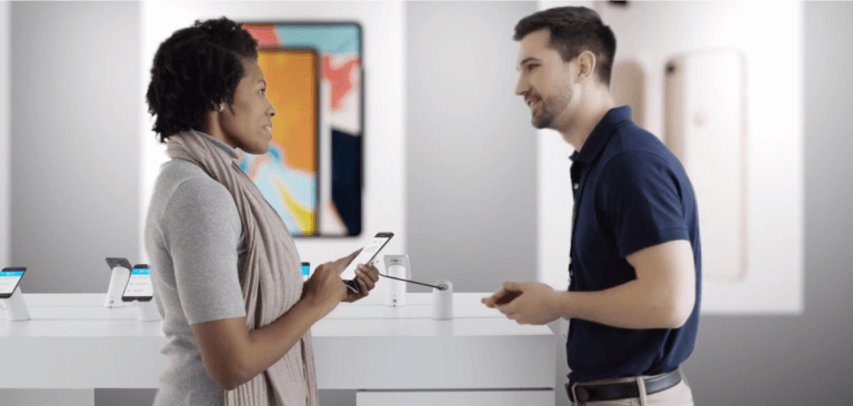 Donna e uomo che guardano i telefoni con soluzioni sicure