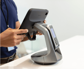 Inserimento manuale di un ordine su un supporto per tablet