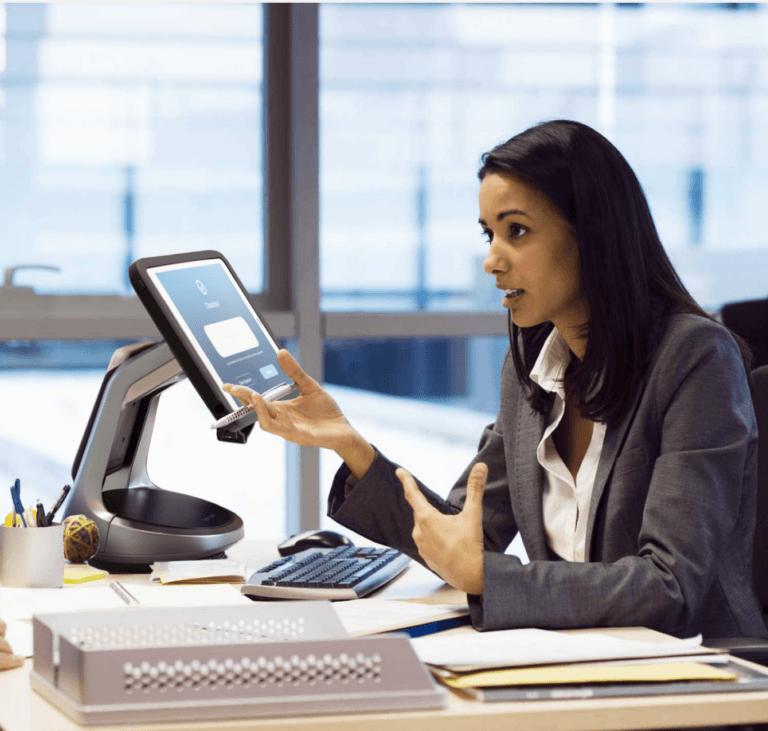 Impiegato bancario che parla accanto a un supporto sicuro per tablet