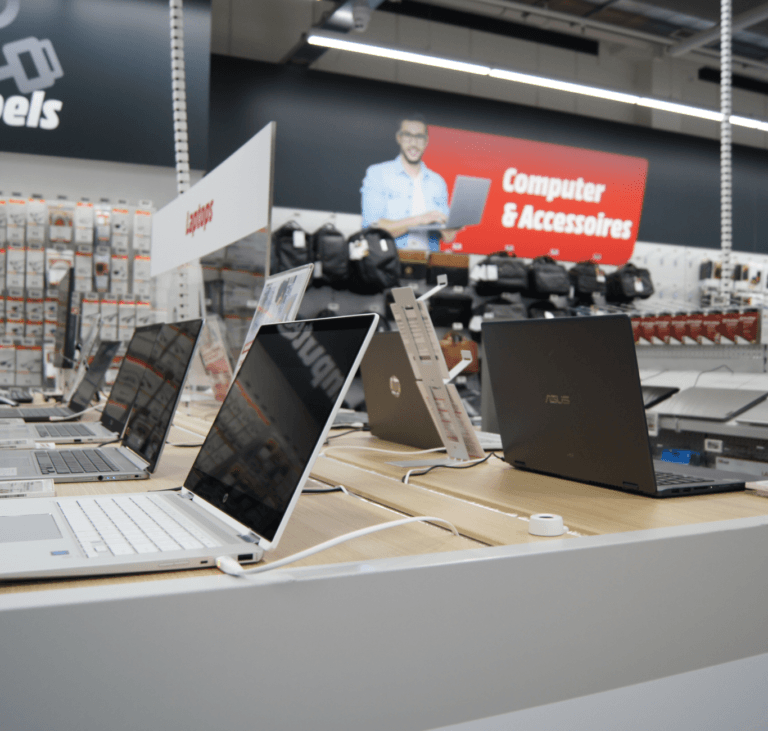 Schermo di computer in un negozio al dettaglio