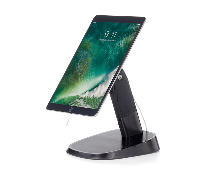 iPad posizionato a sinistra su supporto nero