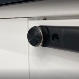 Serratura intelligente su un armadio bianco