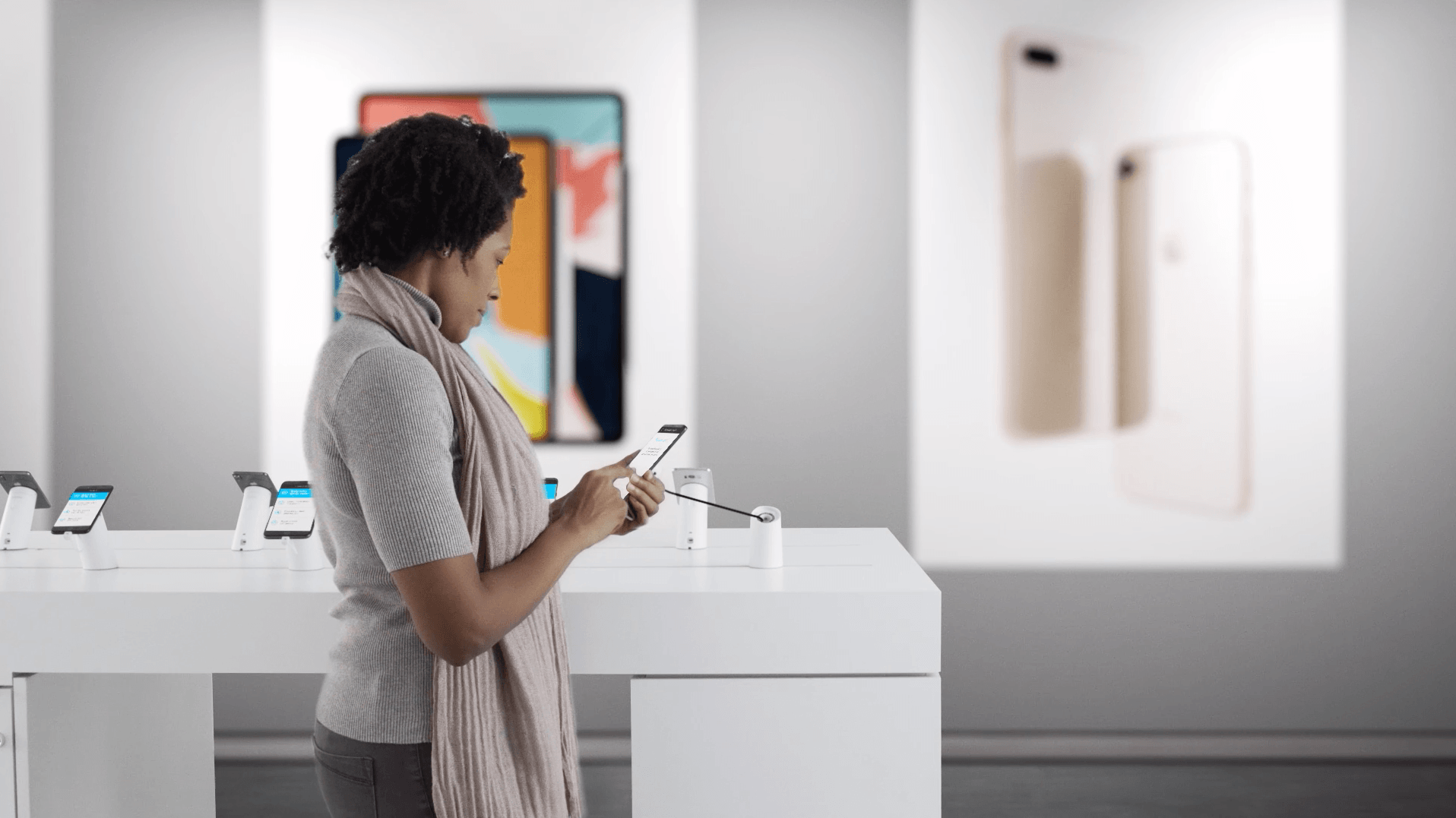 Una donna che guarda i cellulari sicuri in un negozio di telefonia mobile