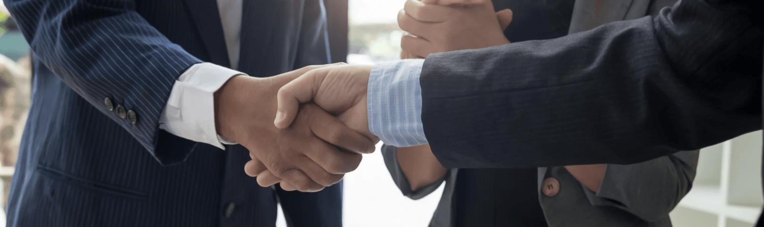 Due uomini che si stringono la mano