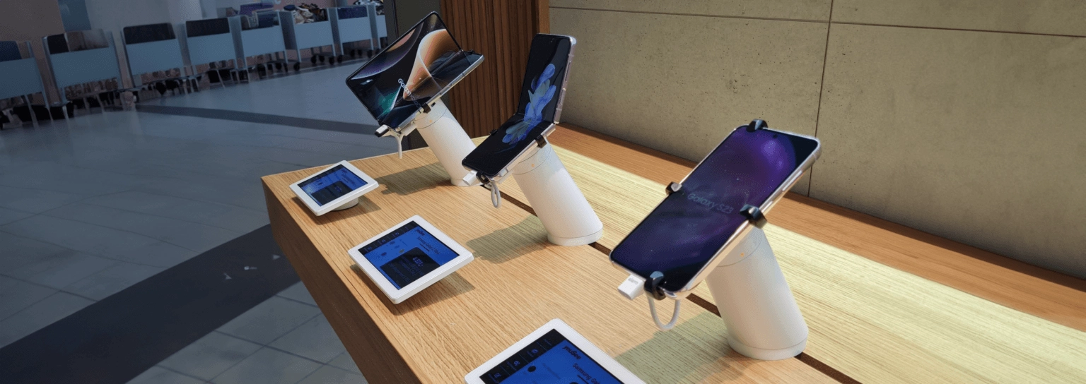 Telefoni e tablet in esposizione utilizzando InVue
