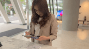 Donna che confronta telefoni con S3100V