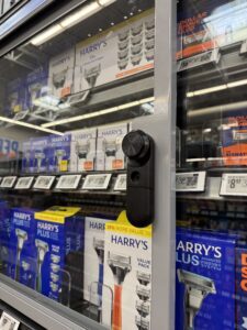 Smart Lock in un ipermercato, vetrina di un grande negozio al dettaglio