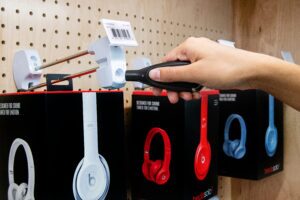Soluzione di sicurezza intelligente per il commercio al dettaglio, pensata per articoli appesi come le confezioni di cuffie