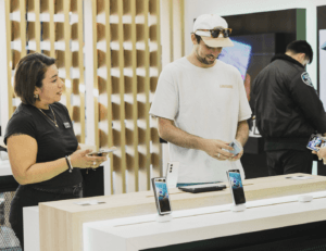 Due persone sedute a un tavolo con Samsung