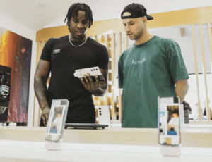 Due uomini con in mano un Samsung