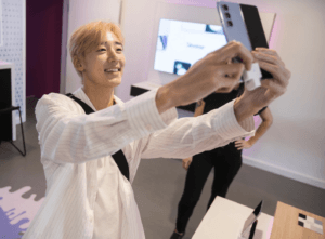Un uomo con un Samsung