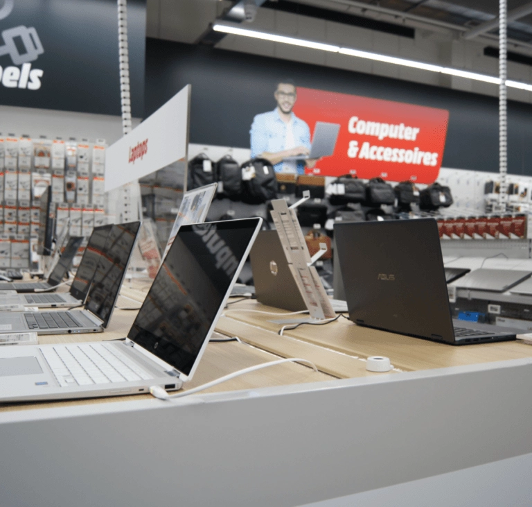 Schermo di computer in un negozio al dettaglio