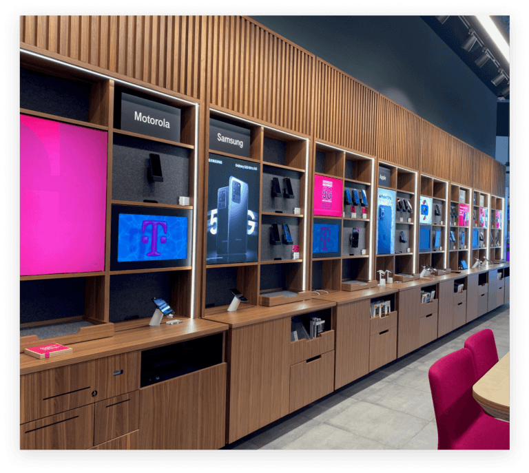 Interno del negozio T-Mobile con prodotti sugli scaffali