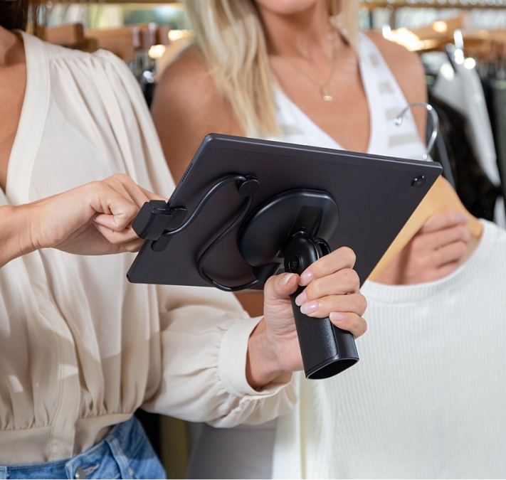 Due donne utilizzano una mPOS in un negozio al dettaglio.