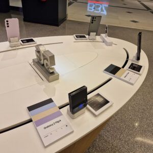 Tavolo bianco con dispositivi mobili su supporti di sicurezza