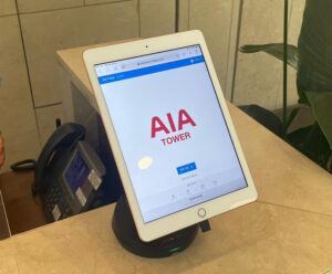 Tablet bianco su supporto nero nella AIA Tower