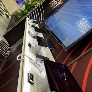 Tavolo bianco con dispositivi mobili su supporti di sicurezza