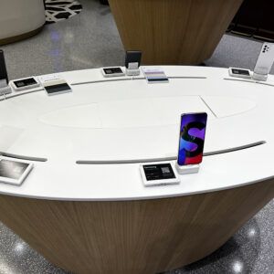 Tavolo bianco con dispositivi mobili su supporti di sicurezza
