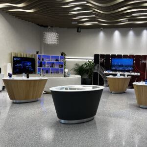Tavolo bianco con dispositivi mobili su supporti di sicurezza