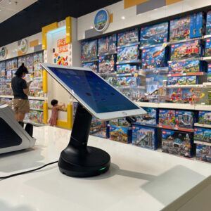 Tablet su dispositivo di sicurezza nero nel negozio Lego