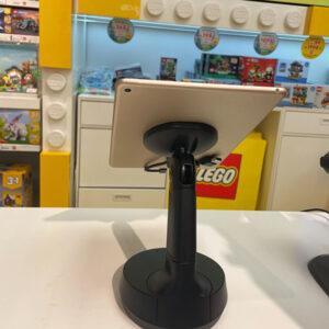 Tablet su dispositivo di sicurezza nero nel negozio Lego