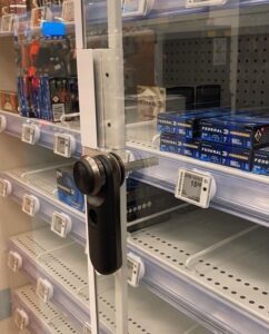 LIVE Locks che fissano una vetrina presso Canadian Tire.