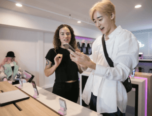 Due persone con in mano un Samsung