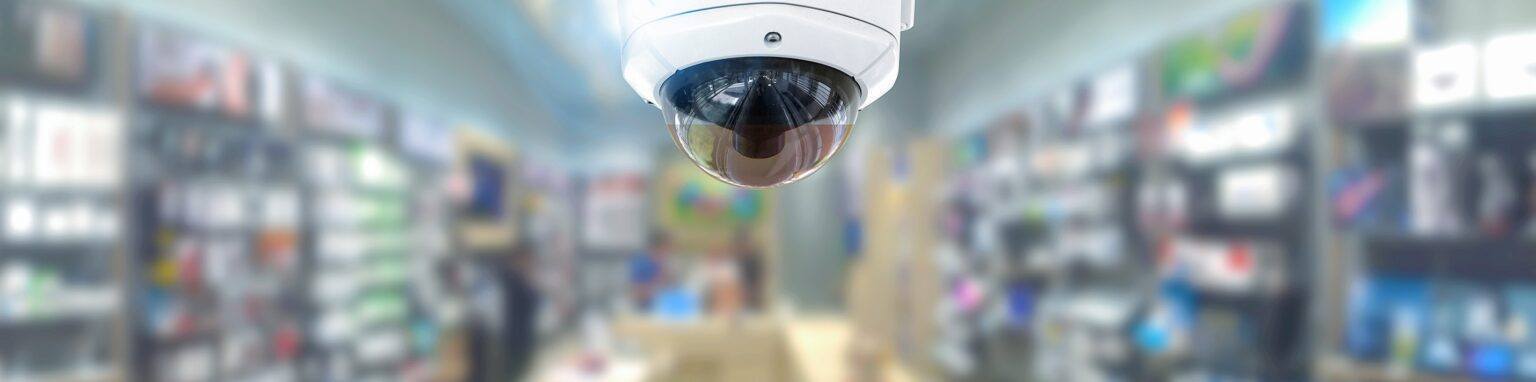 Panorama di sicurezza CCTV con sfondo sfocato del negozio.