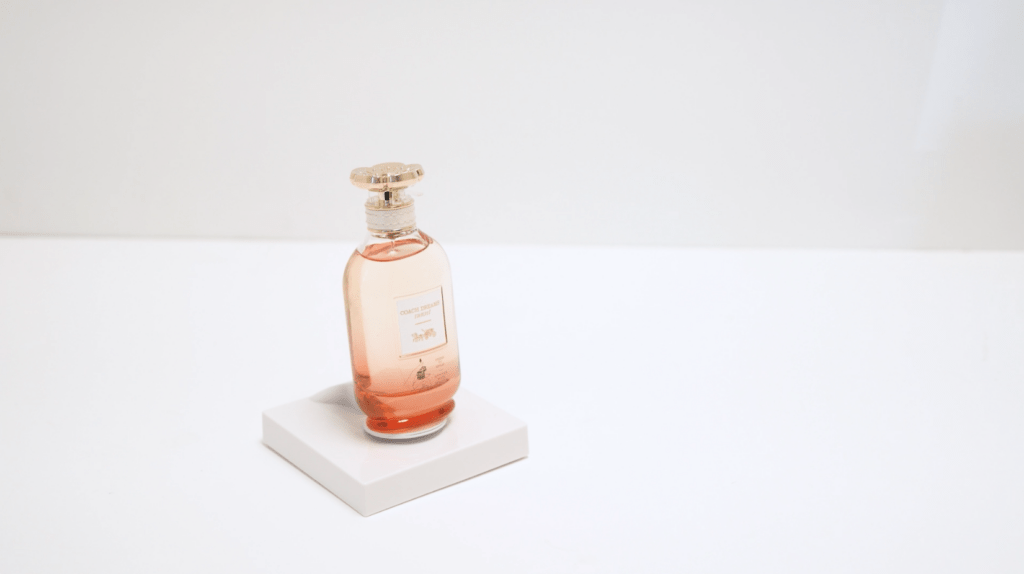 Campionatore di profumi montato su una piastrina “ InVue ”, un espositore quadrato a basso profilo, su una superficie bianca