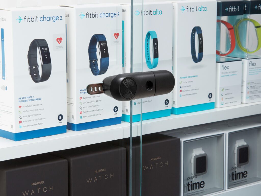Primo piano di InVue LIVE  : il sistema Slider Lock che blocca le ante scorrevoli in vetro di una vetrina per dispositivi indossabili