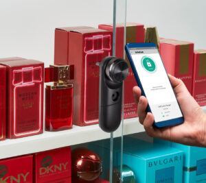 mKey su un telefono che sblocca uno Smart Lock su una teca di vetro