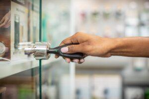 Aprire una serratura su una vetrina utilizzando un OneKEY