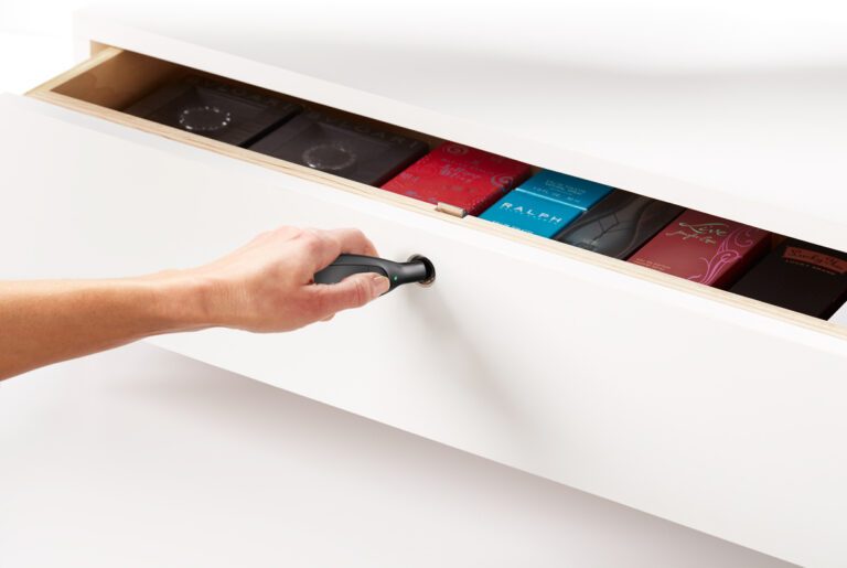 Serratura per cassetti con chiusura automatica per la protezione delle scorte nei negozi. OneKEY Access