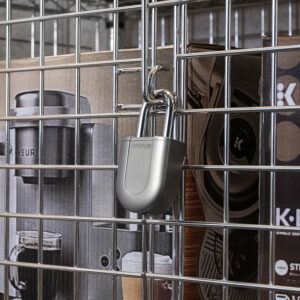 InVue che fissa una gabbia contenente prodotti Keurig