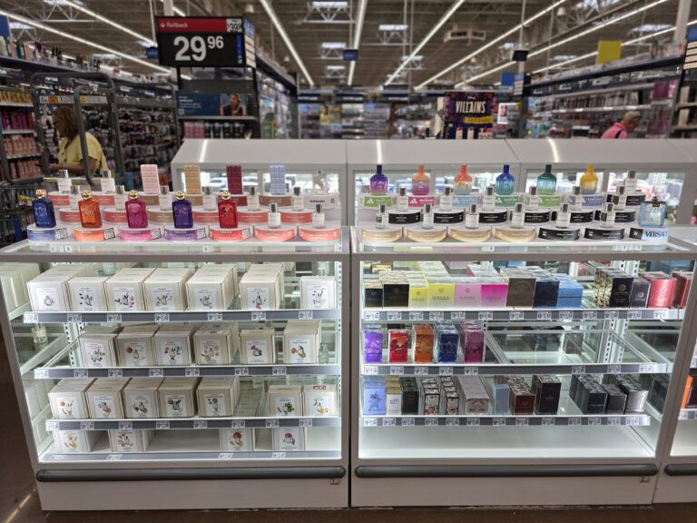 una vetrina che espone le confezioni di profumo, con sopra degli espositori per i campioni dove il cliente può provare le fragranze.