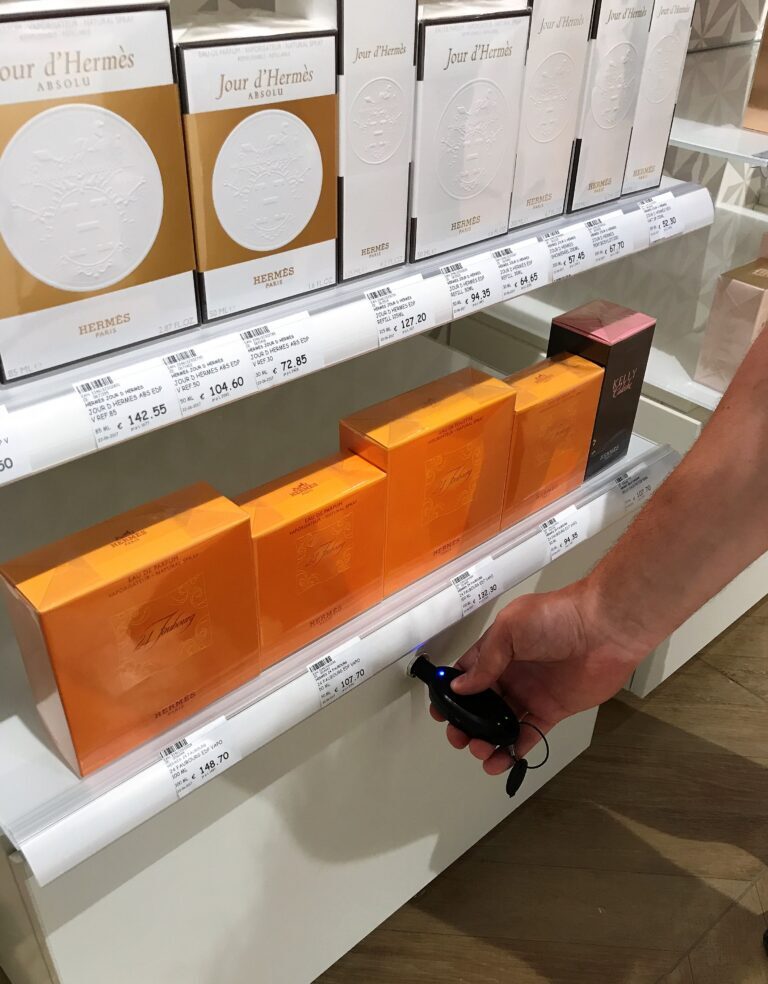Cassetto con serratura intelligente che custodisce le scorte di profumi e fragranze, destinate al personale per la distribuzione ai clienti o il rifornimento dei tester.