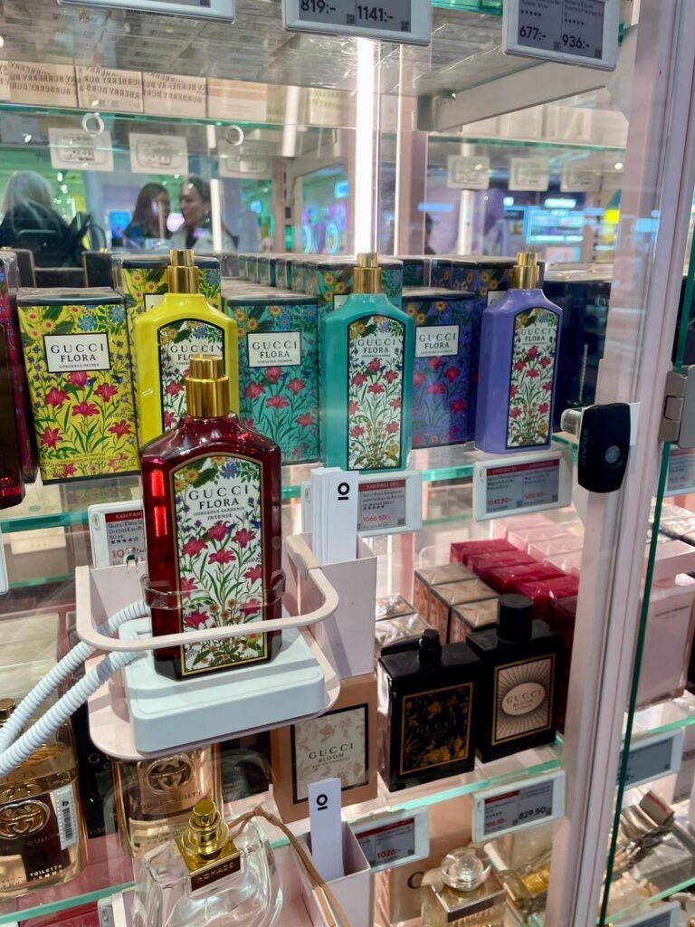 Campione di profumo fissato con Zips per prevenire i furti in un negozio al dettaglio.