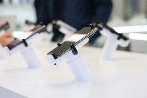 Smartphone visualizzato da OnePOD Max al negozio al dettaglio di Claro