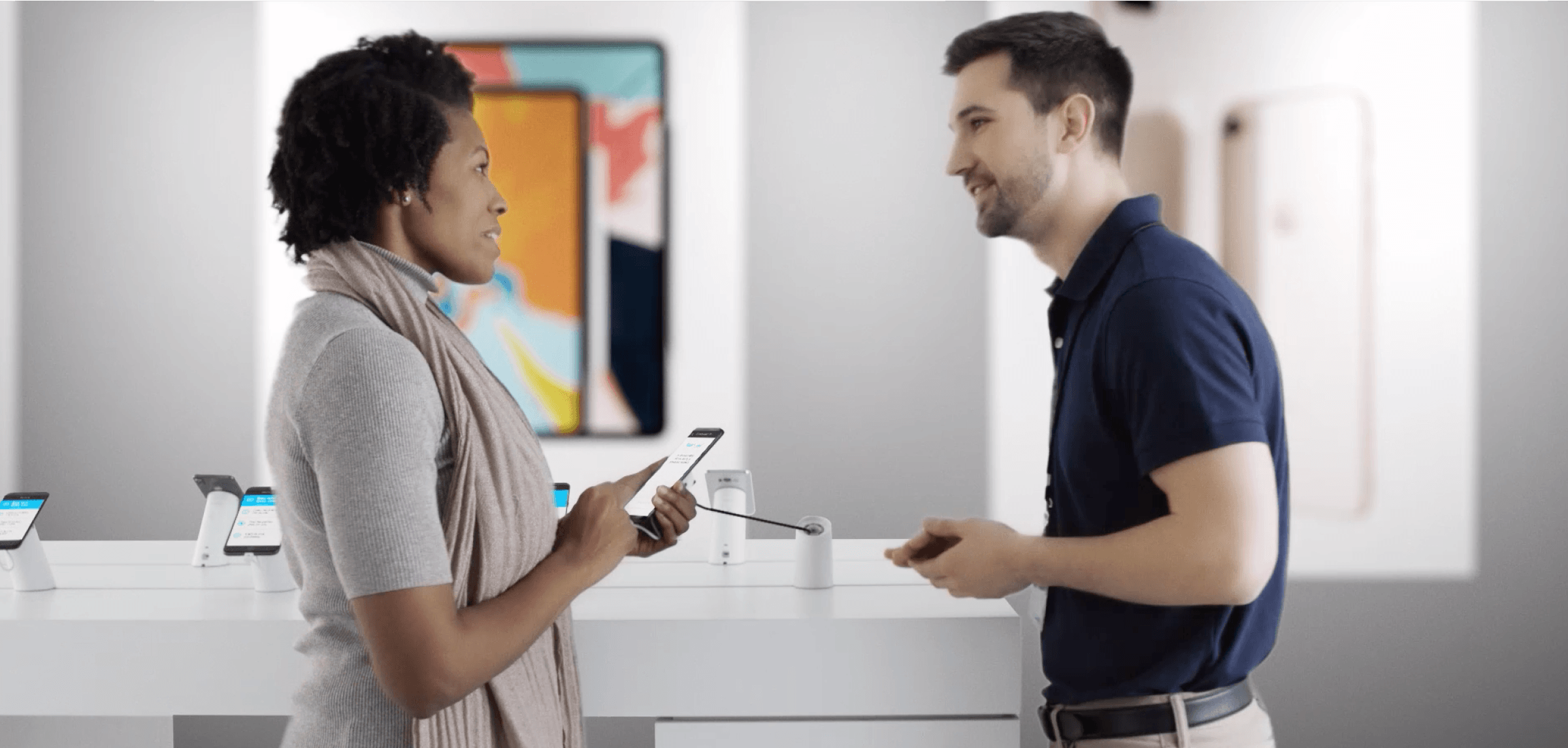Donna e uomo che guardano i telefoni con soluzioni sicure