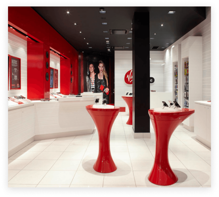 Interno del negozio Virgin Mobile con espositori dei prodotti