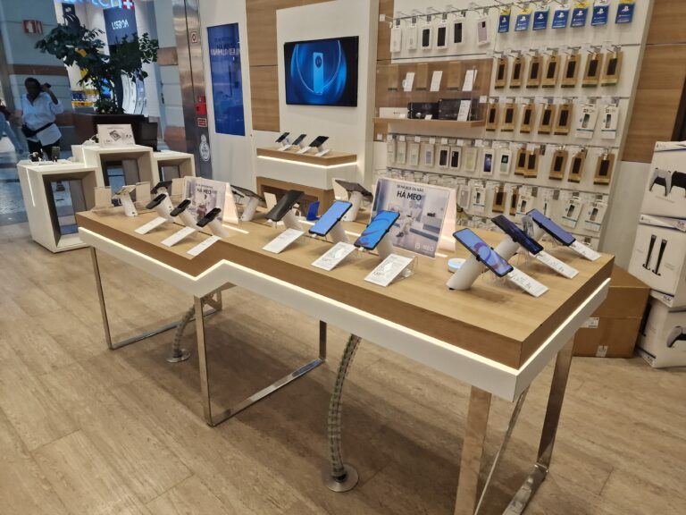 Espositore in negozio con telefoni su OnePOD