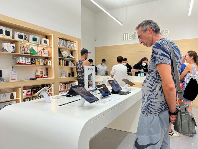 LIVE OnePOD telefoni e iPad in un negozio italiano