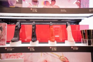 Un espositore per campioni di profumo dotato di soluzioni di sicurezza che proteggono ogni campione, valorizzando al contempo il marchio di bellezza e consentendo ai clienti di interagire con i profumi