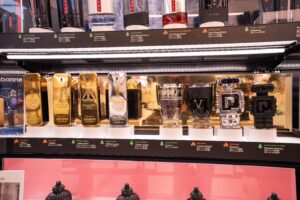Un espositore per campioni di profumo dotato di soluzioni di sicurezza che proteggono ogni campione, valorizzando al contempo il marchio di bellezza e consentendo ai clienti di interagire con i profumi
