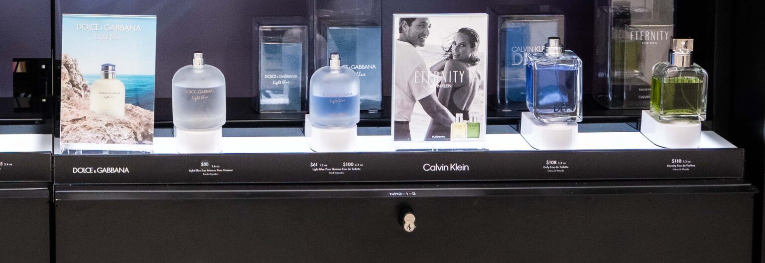 Un espositore per campioni di profumo dotato di soluzioni di sicurezza che proteggono ogni campione, valorizzando al contempo il marchio di bellezza e consentendo ai clienti di interagire con i profumi