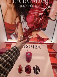 Un espositore per campioni di profumo dotato di soluzioni di sicurezza che proteggono ogni campione, valorizzando al contempo il marchio di bellezza e consentendo ai clienti di interagire con i profumi